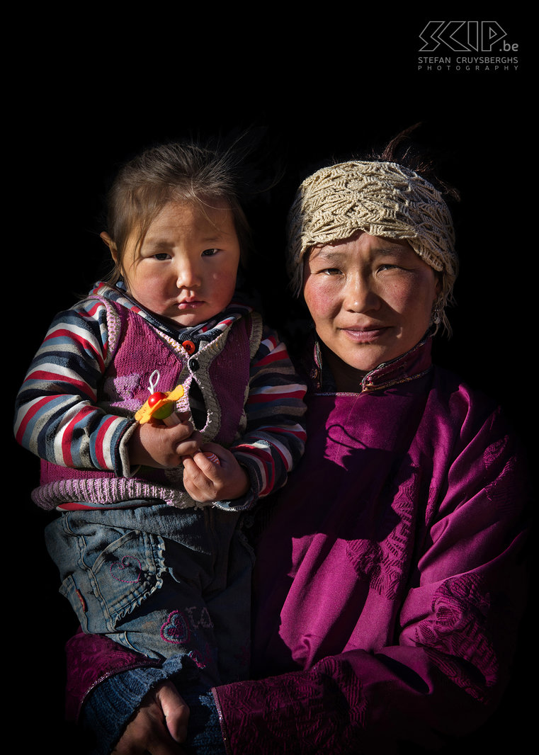 Altai Tavan Bogd - Tuvan vrouw met kind Portret van een Tuvan vrouw met haar dochtertje. We verbleven bij dit gezin in hun ger. De Tuvans zijn een kleine Turkse etnische groep die in de regio van Tsengel in de Bayan-Ölgii Aimag provincie wonen. Dit is in het westen van Mongolië tegen de grens met Rusland en China. Stefan Cruysberghs